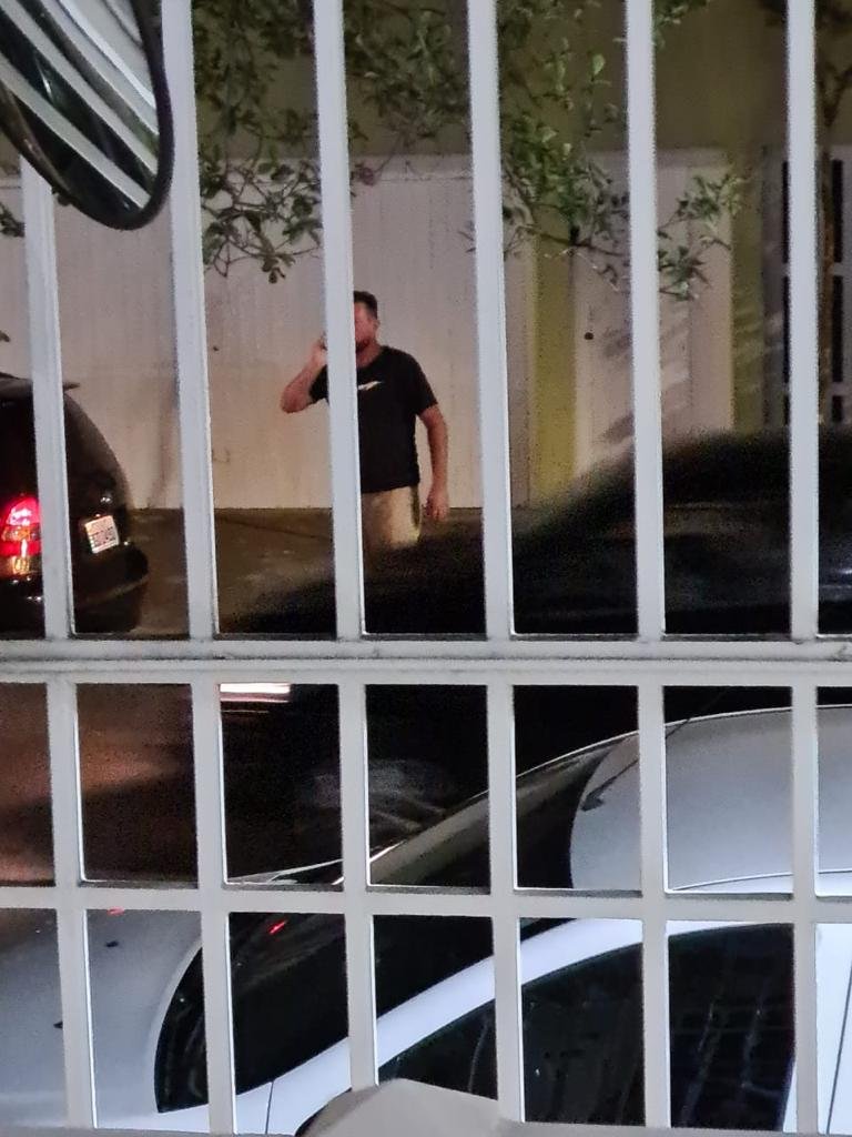 Apesar de a violência ter sido registrada em vídeo por câmeras de seguranças e a Polícia Militar ter sido chamada no momento das agressões, em 14/11 o homem não foi preso em flagrante