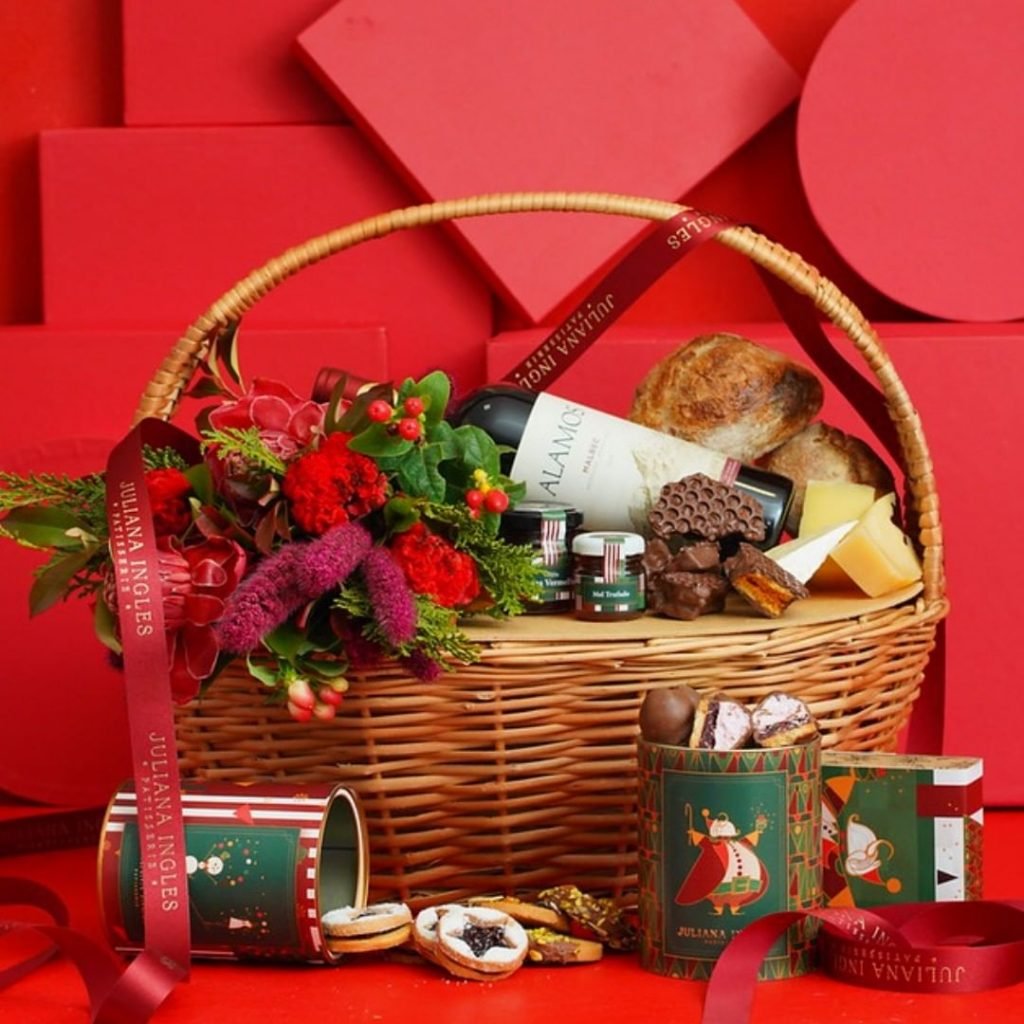 Na foto, uma cesta natalina com diversos itens temáticos