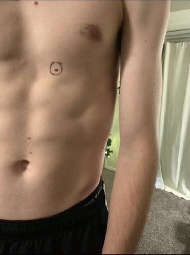 Anotações nas costas de um homem jovem