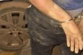 Homem preso com algemas