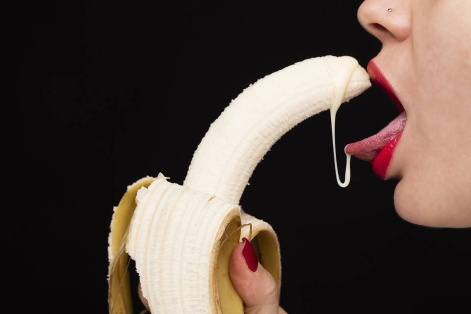 banana-lips-resembling-oral