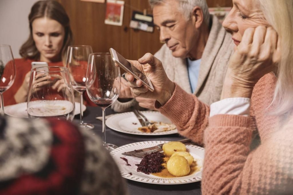 Família mexendo no celular no Natal