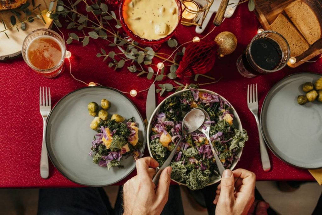 Salada na mesa com decoração de Natal