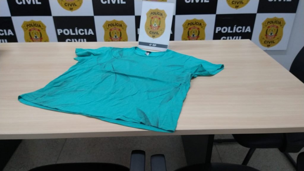 Camisa de suspeito de matar idosa estrangulada no DF