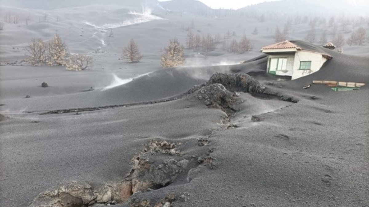 Boca de lava de vulcão se abre na porta de uma casa em La Palma