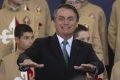 Sem provas, Bolsonaro insinua que vacina contra a Covid causa embolia