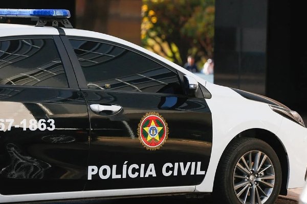 Na fotografia colorida, lateral decarro da Polícia Civil do Rio de Janeiro ocupa centro da foto