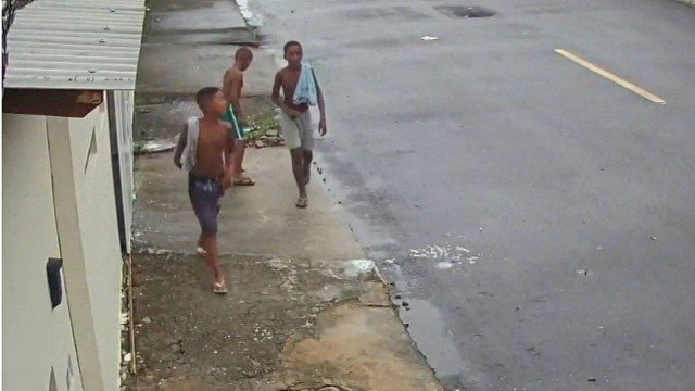Na imagem de câmera de segurança, os três meninos aparceem andando em rua do bairro no dia do desaparecimento