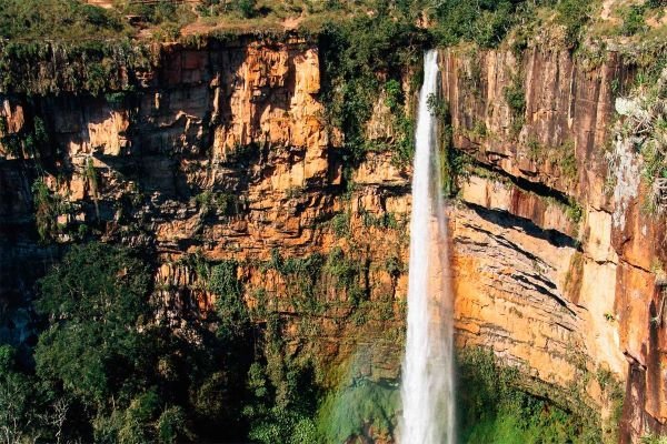 Imagem colorida mostra cachoeira na Chapada dos Guimarães em Mato Grosso - Metrópoles