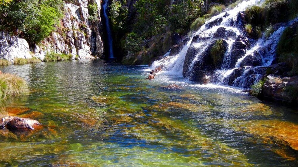 Imagem colorida de cachoeira na Chapada dos Veadeiros