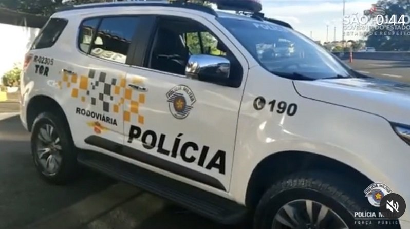 Imagem colorida mostra viatura da Polícia Militar de São Paulo. O veículo é branco com a palavra polícia escrita em preto na porta direita da frente - Metrópoles