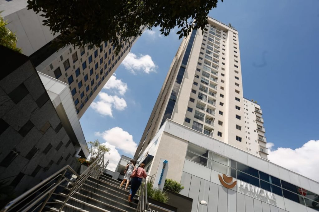 Mulher morre cai predio Goiania