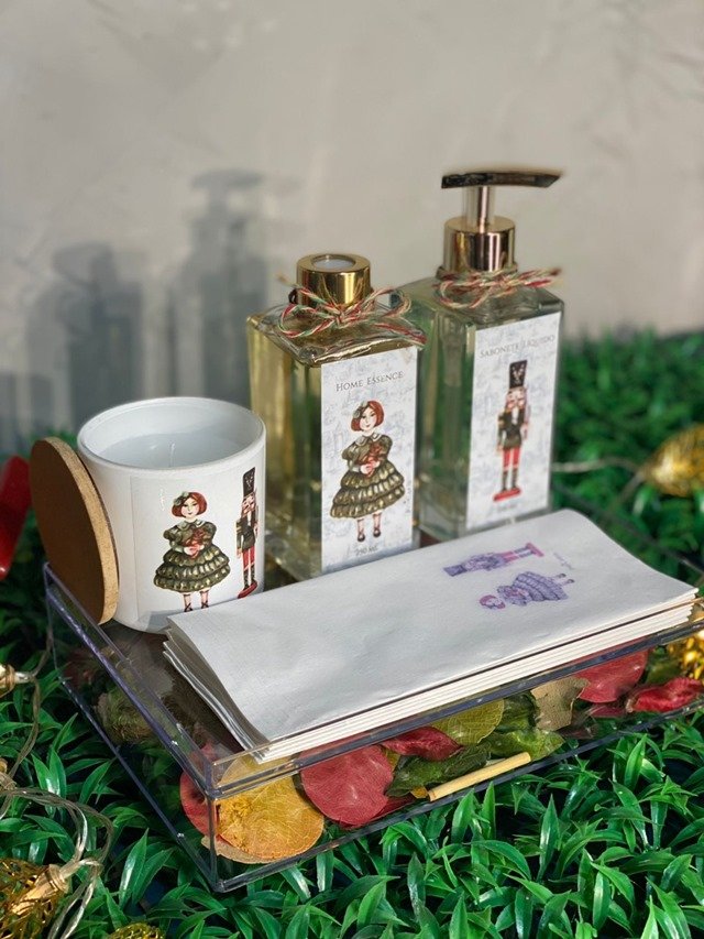 Kit LAVABO (Bandeja acrílico com pot-pourri perfumado + vela perfumada + Home essence + sabonete liquido + toalha de lavabo de papel - todos personalizados) R$ 360 - Piu Carta