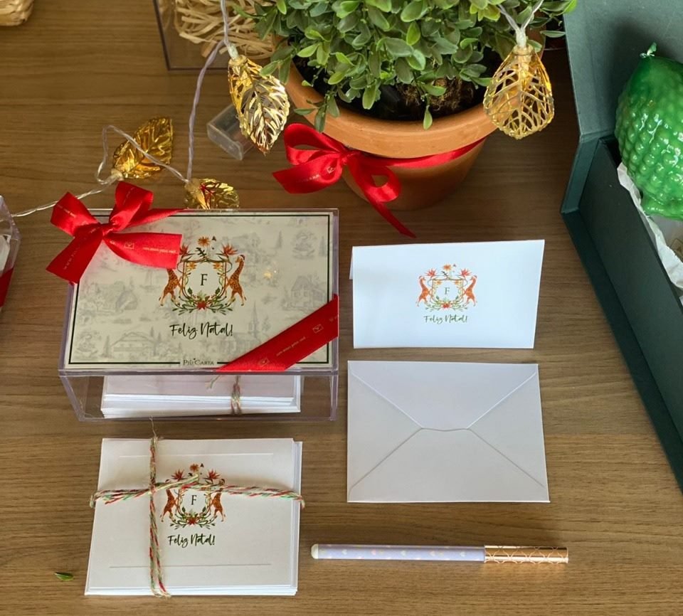 Kit Cartão (Caixa organizadora + 20 cartões sociais personalizados + 20 envelopes + caneta) - R$ 180 (Piu Carta)