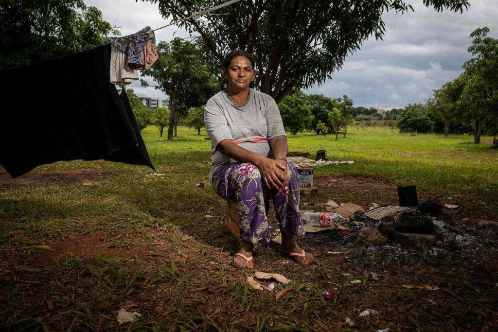 mulher sentada em banco