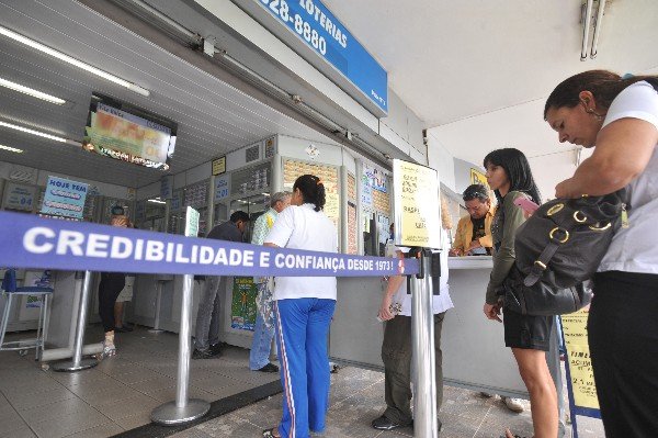 Amigos gastam R$ 22 mil em bilhete único para a Mega da Virada