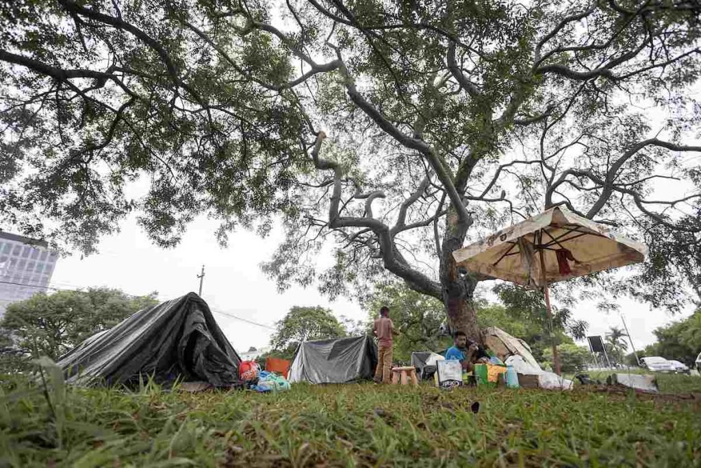 barracas de lona em acampamento
