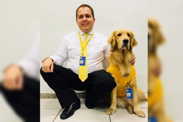 Thiago, funcionário do Banco do Brasil, com Mellie, seu cão-guia