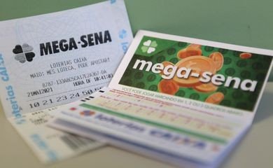 Na fotografia colorida são apresentados bilhetes da mega-sena