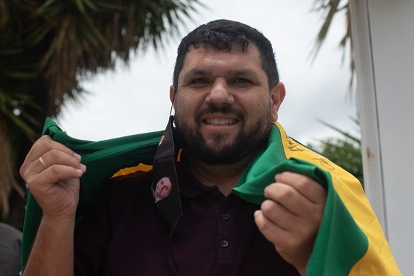 Homem segura bandeira do Brasil