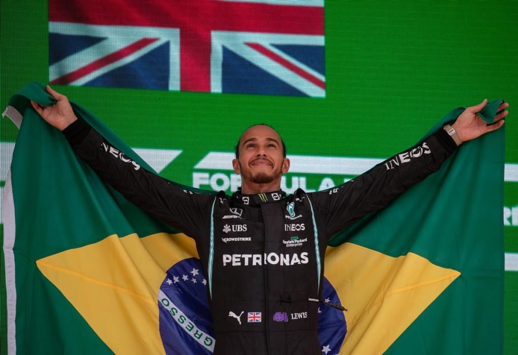 Homem segura bandeira do Brasil