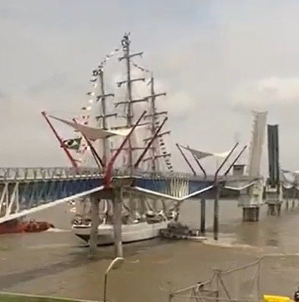 Vídeo: Navio da Marinha bate em ponte de pedestres no Equador