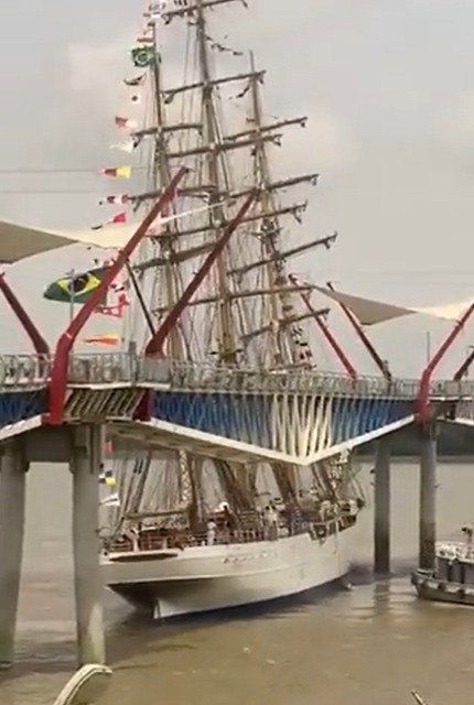 Navio da Marinha bate em ponte de pedestres no Equador