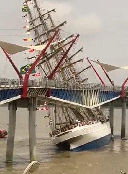 Navio da Marinha bate em ponte de pedestres no Equador