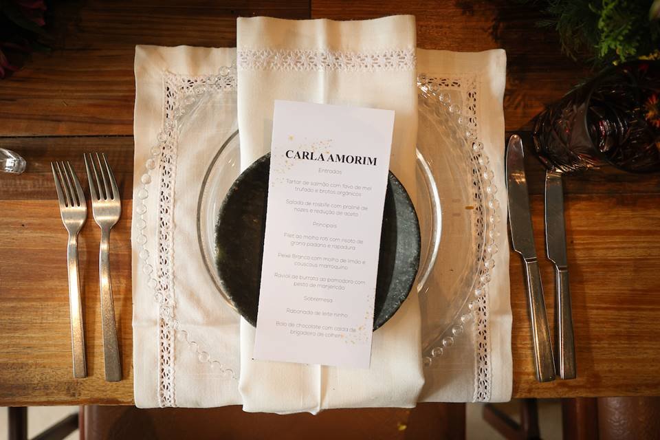 Mesa com pratos e cardápio