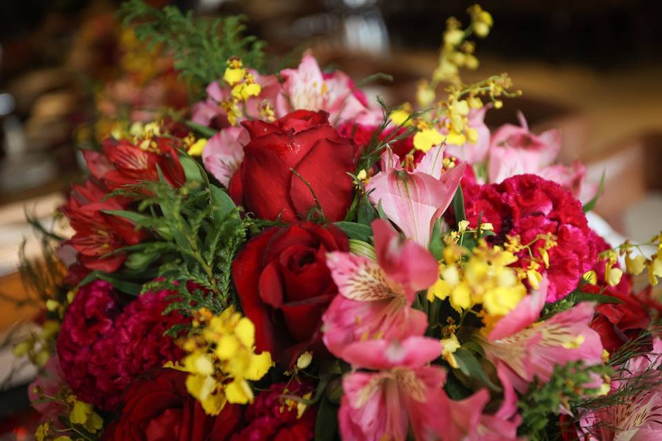 Arranjo de rosas e flores