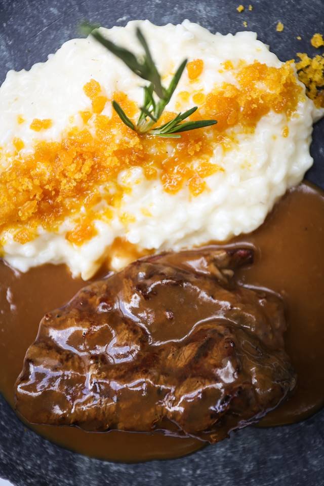Prato com carne e um purê