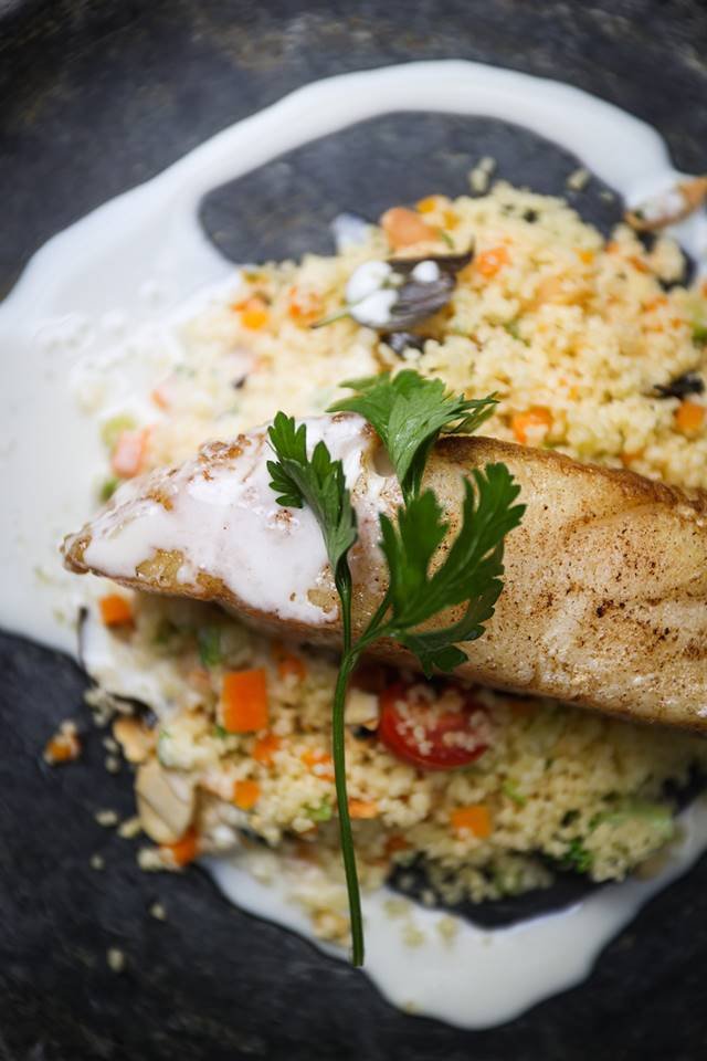 Peixe com um cuscuz marroquino