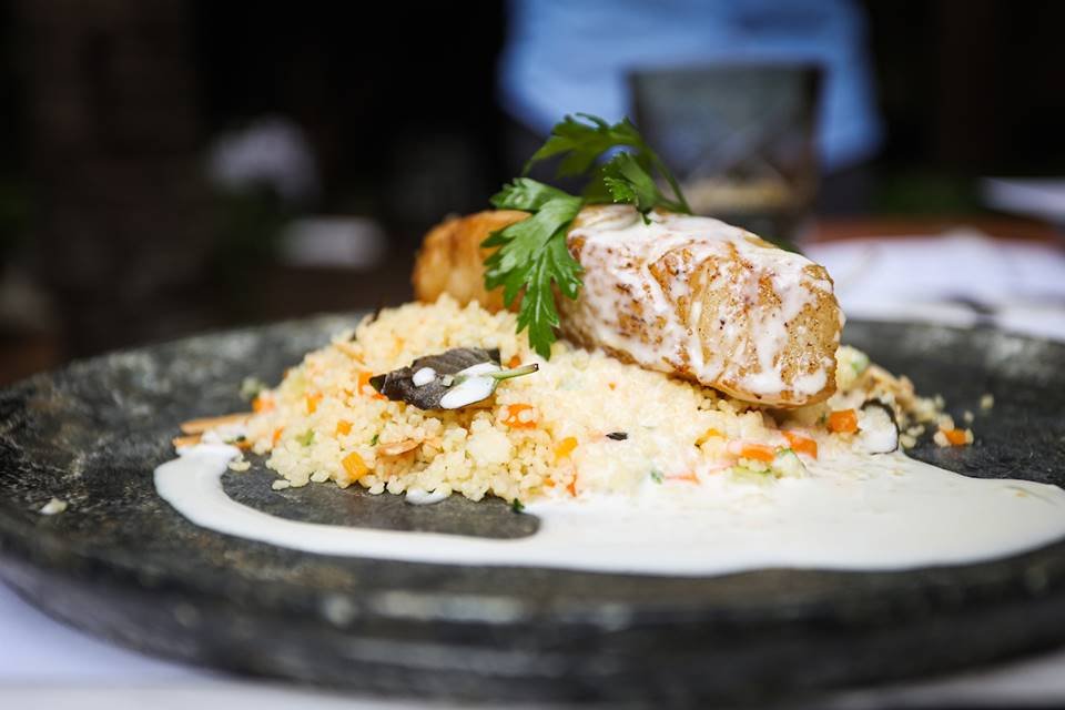 Prato com peixe e cuscuz marroquino