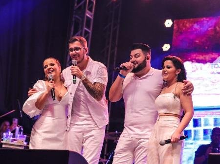 Na imagem, Maiara, Maraísa e Gustavo, irmão de Marília Mendonça