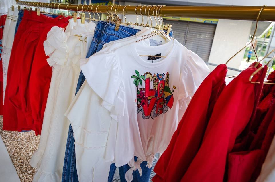 Roupas deixadas em arara
