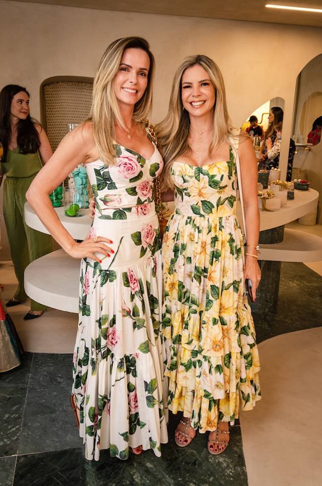 Duas mulheres com vestidos floridos 