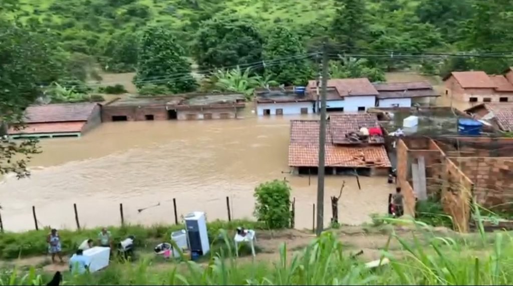 cidade tomada pela água da chuva