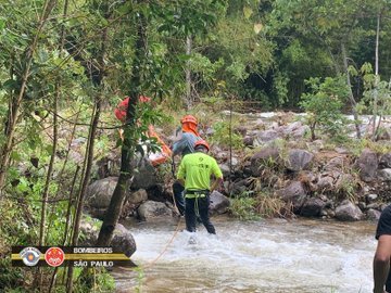 Corpo de Bombeiros trabalha no resgate de vítimas da enxurrada em Lavrinhas, interior de São Paulo