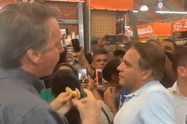 Bolsonaro come pastel em Campo Grande