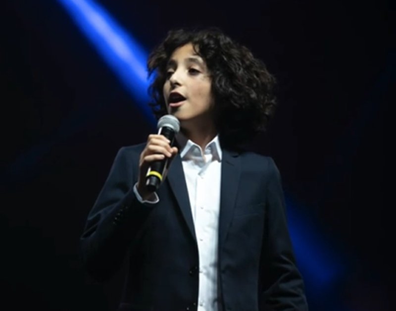 Stefano, filho de Marcos Mion, estreia como cantor