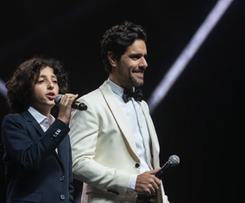 Stefano, filho de Marcos Mion, estreia como cantor