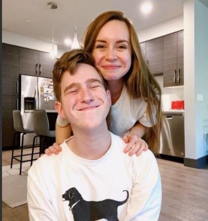 O influenciador Alex e sua namorada