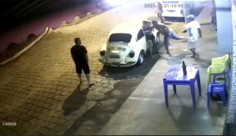Mulher é agredida a socos e chutes em frente a bar em São Manuel, interior de SP