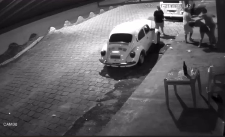 Mulher é agredida a socos e chutes em frente a bar em São Manuel, interior de SP