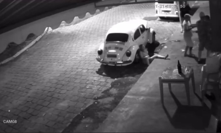 Mulher é agredida a socos e chutes em frente a bar em São Manuel, interior de SP