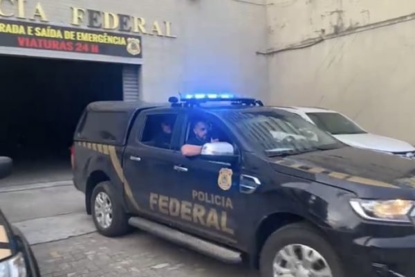 Polícia Federal faz operação contra a fraude na compra de testes de Covid-19 no Rio