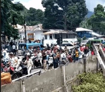 Pessoas na rua após o terremoto