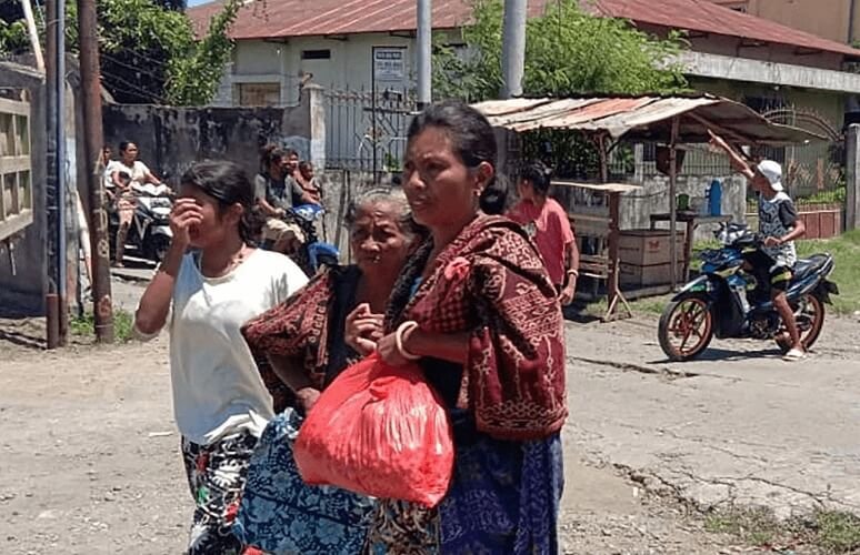 Mulheres são vistas evacuando o local
