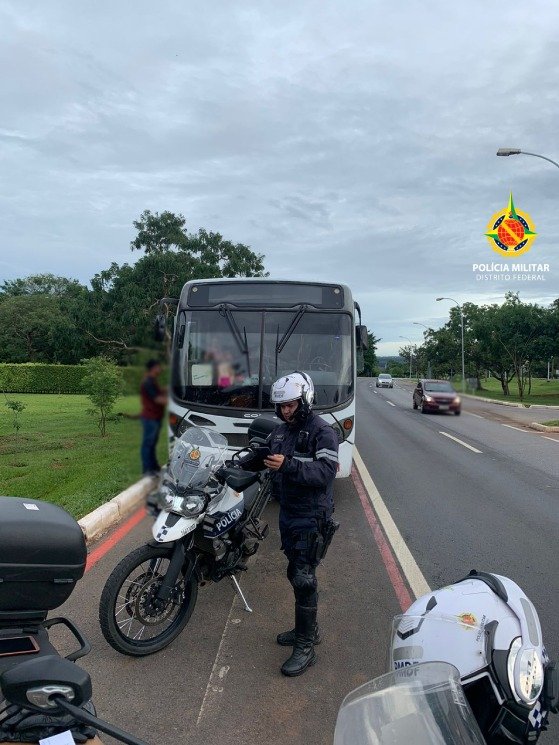 Ônibus escolar superlotado, com 74 crianças, é parado pela PM no