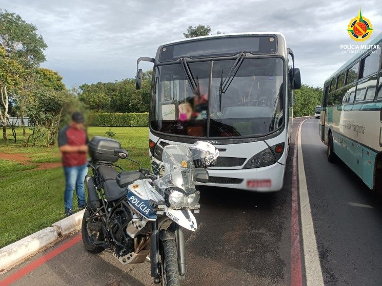 Ônibus escolar superlotado, com 74 crianças, é parado pela PM no